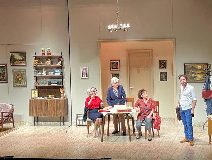 ביקורת הצגה אני סבתא שלך בקאמרי. מימין לשמאל: תום אבני, אסתי קוסוביצקי, רבקה מיכאלי וגילת אנקורי